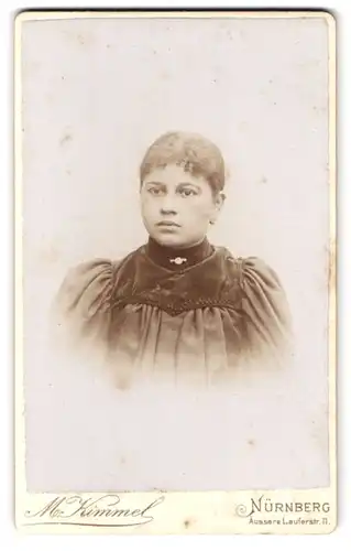 Fotografie M. Kimmel, Nürnberg, Lauferstr. 11, Dame im dunklen Kleid mit kurzen Haaren