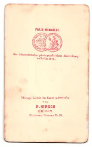 Fotografie H. Hirsch, Berlin, Christinenstr. 36, Junger Mann im Anzug mit Hut in der Hand