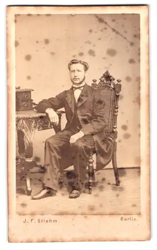 Fotografie J. F. Stiehm, Berlin, Jägerstr. 42, Mann im Anzug in sitzender Position