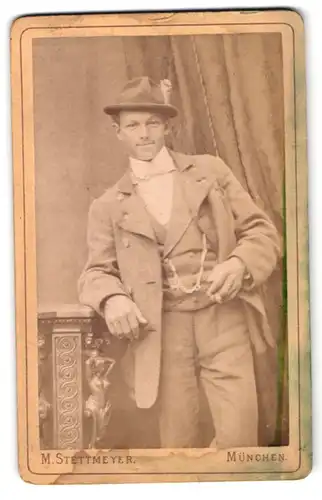 Fotografie M. Stettmeyer, München, Zweibrückenstr. 5, Junger Mann im Anzug mit Fingerringe und Taschenuhr