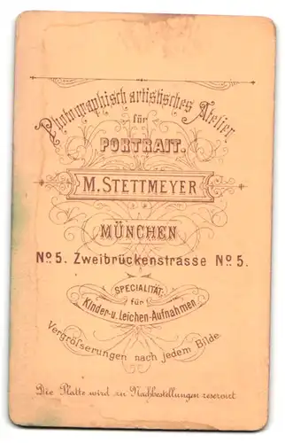 Fotografie M. Stettmeyer, München, Zweibrückenstr. 5, Junger Mann im Anzug mit Fingerringe und Taschenuhr