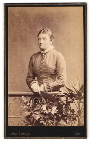 Fotografie Julius Gertinger, Wien, Margarethenstr. 28, Dame im eleganten Kleid mit Blumenstrauss