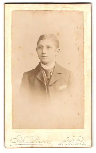 Fotografie A. Person, Lahr, Schillerstr. 21, Junger Knabe im Anzug mit gestylten Haaren