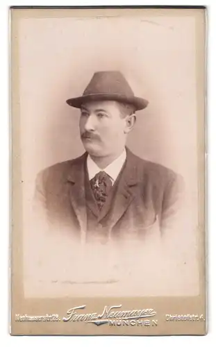 Fotografie Franz Neumayer, München, Christofstr. 4, Mann im Anzug mit Sonnenhut und Oberlippenbart
