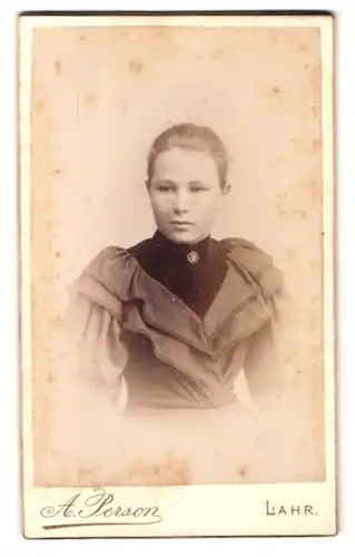 Fotografie A. Person, Lahr, Schillerstr. 21, hübsche Dame im Kleid mit zusammengesteckten Haaren