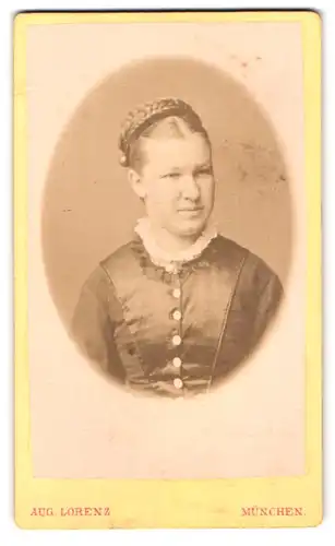 Fotografie Aug. Lorenz, München, Schillerstr. 4, ältere Dame im dunklen Kleid mit Dutt