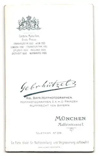 Fotografie Gebr. Lützel, München, Maffeistr. 7, Dame in eleganter Kleidung von der Seite