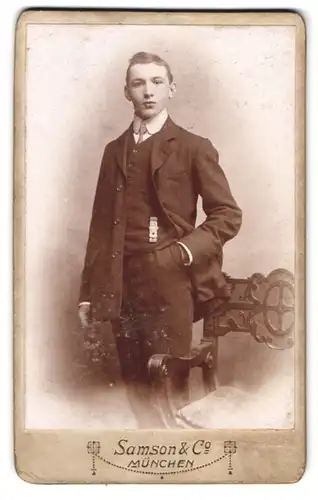 Fotografie Samson & Co., München, Neuhauserstr. 7, Junger Mann im Anzug mit Orden