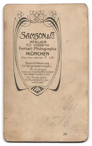 Fotografie Samson & Co., München, Neuhauserstr. 7, Junger Mann im Anzug mit Orden