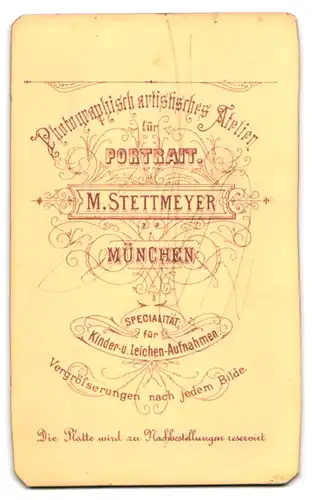 Fotografie M. Stettmeyer, München, Dame im dunklen Kleid mit Schleife