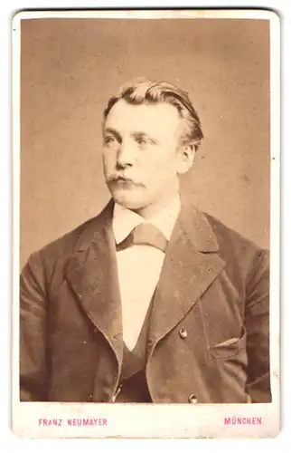 Fotografie Franz Neumayer, München, Neuhauserstr. 29, Mann im Anzug mit Oberlippenbart