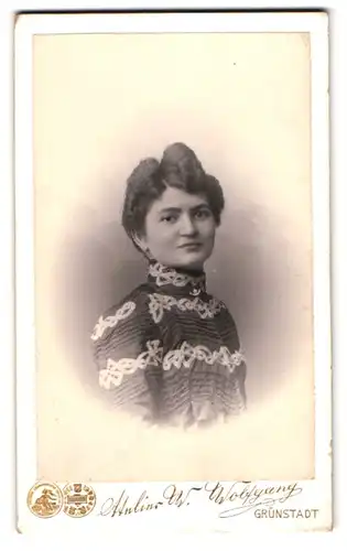 Fotografie W. Wolfgang, Grünstadt, Dame in dunkler Bluse mit Föhnfrisur