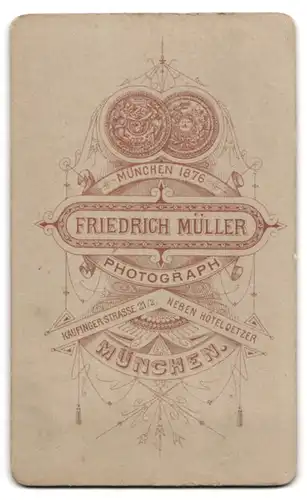 Fotografie Friedrich Müller, München, Kaufingerstr. 21 /2, Junger Mann im Anzug in sitzender Position