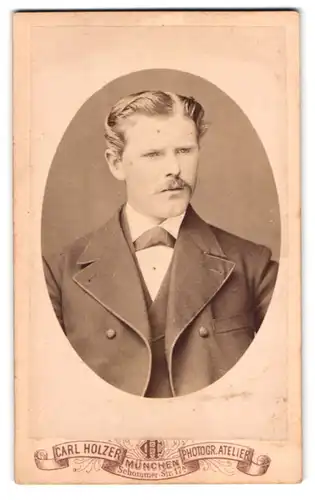 Fotografie Carl Holzer, München, Schommerstr. 17a, Mann im Anzug mit Oberlippenbart