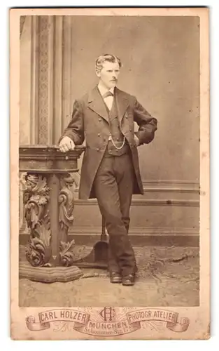 Fotografie Carl Holzer, München, Schommerstr. 17a, Mann im Anzug in stehender Pose