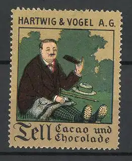 Reklamemarke Tell Cacao & Chocolade, Hartwig & Vogel AG, Mann nascht Schokolade auf einer Wiese sitzend