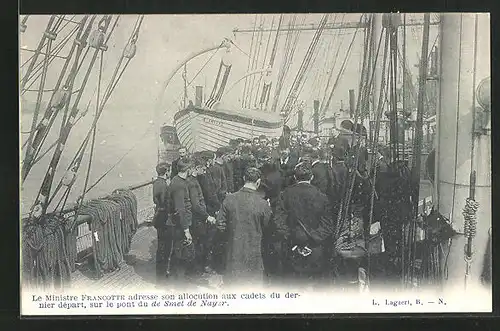 AK Le Ministre Francotte adresse son allocution aux cadets du dernier depart sur le pont du de Smet de Nayer