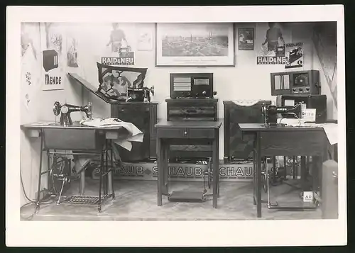 Fotografie Technik-Messestand mit Nähmaschinen Adler, Haid & Neu, Schaub Radioempfänger, Radio