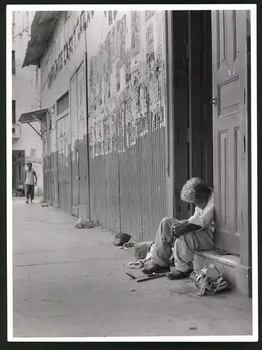 Fotografie Albin Müller, Hamburg-Altona, Schützenstrasse 61, Ansicht Guayaquil / Equador, Strassenszene mit Obdachlosem