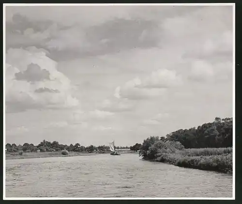 Fotografie Albin Müller, Hamburg-Altona, Schützenstrasse 61, unbekannter Ort, Segelschiff auf der Saale