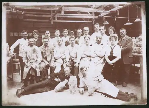 Fotografie Kunstmaler - Porzellanmaler in einer Porzellan Manufaktur