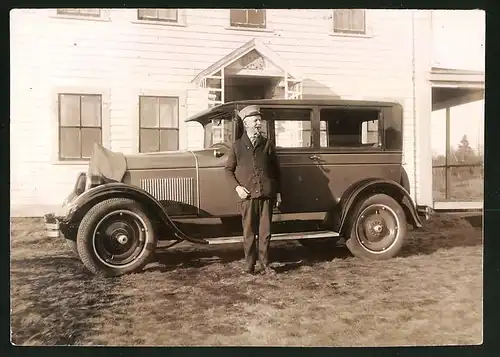 Fotografie Auto Jensen, stolzer Grossvater mit seinem neuen Auto