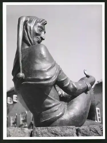 Fotografie Albin Müller, Hamburg-Altona, Schützenstrasse 61, Ansicht Mölln, Plastik von Till Eulenspiegel