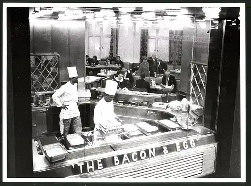 Fotografie Restaurant The Bacon & Egg, Köche bei der Arbeit in der offenen Küche