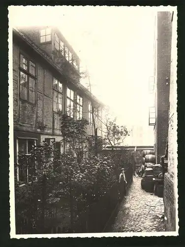Fotografie unbekannter Fotograf, Ansicht Hamburg, Knabe auf einem Hinterhof im Gängeviertel