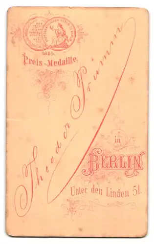 Fotografie Theodor Prümm, Berlin, Unter den Linden 51, kleines Kind im Kleid auf einem Sessel