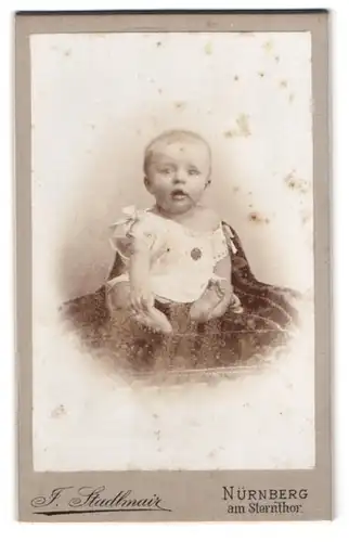 Fotografie F. Stadlmair, Nürnberg, am Sterntor, Baby im weissen Hemd