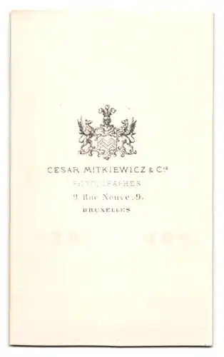 Fotografie Cesar Mitkiewicz & Co, Brüssel, Reu Neuve 9, sitzende Dame mit Ohrschmuck