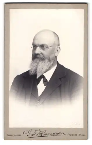 Fotografie G. Th. Hase & Sohn, Freiburg i. Baden, Portrait älterer Herr mit Brille und Vollbart