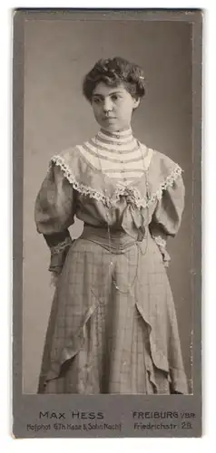 Fotografie Max Hess, Freiburg i. B., Friedrichstrasse 29, Portrait junge Dame im karierten Kleid