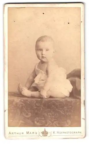 Fotografie Arthur Marx, Frankfurt a. M., Kaiserstrasse 1, Portrait süsses Kleinkind im Hemd mit nackigen Füssen