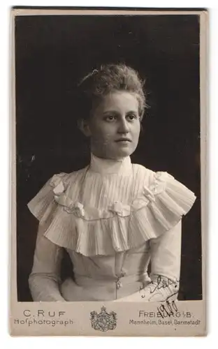 Fotografie C. Ruf, Darmstadt, Riedeselstrasse 37, Portrait junge Dame im hübschen Kleid