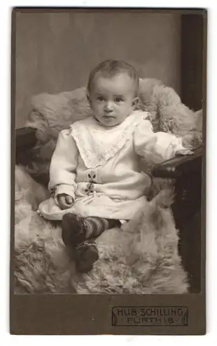 Fotografie Hubert Schilling, Fürth i /B., Karolinenstrasse 14, Portrait kleines Mädchen im hübschen Kleid