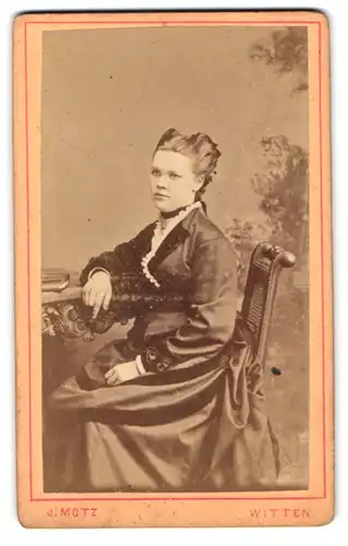 Fotografie J. Motz, Witten, Bahnhofstrasse, Portrait junge Dame in modischer Kleidung