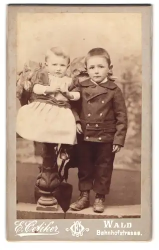 Fotografie E. Oetiker, Wald, Bahnhofstrasse, Portrait Kinderpaar in modischer Kleidung