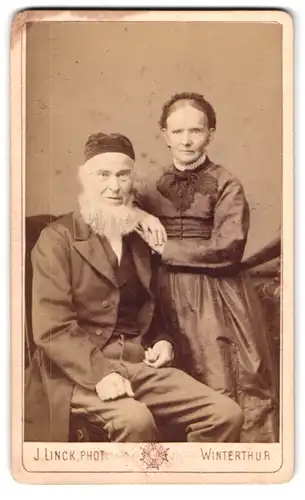 Fotografie J. Linck, Winterthur, Portrait älteres Paar in zeitgenössischer Kleidung