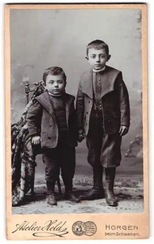 Fotografie M. Held, Horgen, Portrait zwei kleine Jungen in modischer Kleidung