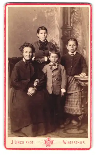 Fotografie J. Linck, Winterthur, Portrait ältere Dame und drei Kinder in zeitgenössischer Kleidung