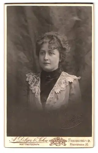 Fotografie A. Dilger & Dohn, Freiburg i /B., Rheinstrasse 30, Portrait bürgerliche Dame in hübscher Kleidung