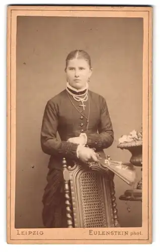 Fotografie Eulenstein, Leipzig, Ecke der Tauchaer-Strasse 29, Portrait bürgerliche Dame mit Kreuzkette und Fächer