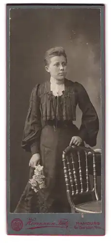 Fotografie Hermann Tietz, Hamburg, Gr. Burstah 12-14, Portrait junge Dame in zeitgenössischer Kleidung