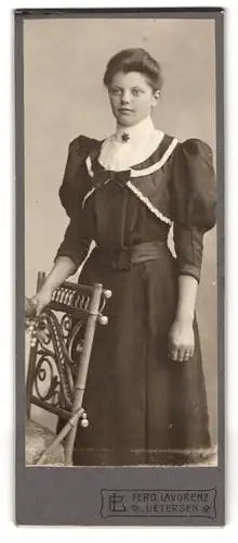 Fotografie Ferd. Lavorenz, Uetersen, Gr. Wulfhagen 16, Portrait junge Dame im modischen Kleid
