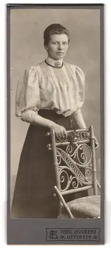 Fotografie Ferd. Lavorenz, Uetersen, Gr. Wulfhagen 16, Portrait junge Dame in hübscher Bluse und Rock