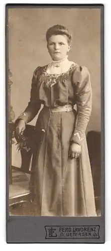 Fotografie Ferd. Lavorenz, Uetersen, Gr. Wulfhagen 16, Portrait junge Dame im modischen Kleid