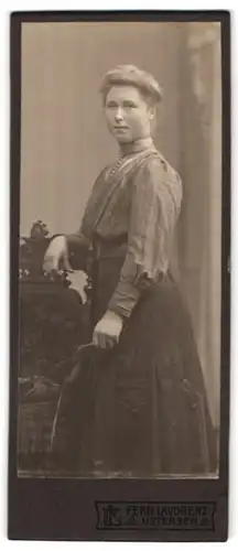 Fotografie Ferd. Lavorenz, Uetersen, Gr. Wulfhagen 16, Portrait junge Dame in karierter Bluse und Rock