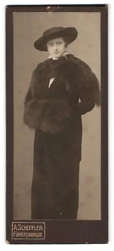 Fotografie A. Scheffler, Fürstenwalde, Portrait junge Dame in modischer Kleidung mit Muff